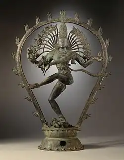 Trône à double lotus retenu, typique des bronzes Chola. Shiva Nataraja, Xe siècle.