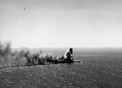 Explosion d'une bombe de 1000 livres (450&nbsp;kg) sur le Shōhō pendant la bataille (noter un Douglas TBD Devastator en bas au centre/gauche et 2 ou 3 autres avions de l’U.S. Navy visibles au-dessus du porte-avions)