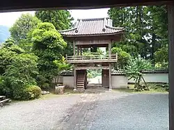 Le shōrō-mon vu de la cour