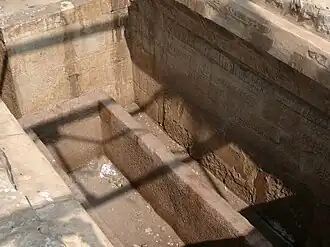Autre vue du tombeau de Sheshonq&nbsp;III et de son sarcophage externe