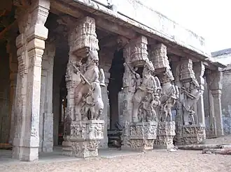Piliers composites aux chevaux dressés, Sri Ranganatha Swamy, déb. XVIIe siècle. Tiruchirapalli