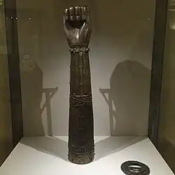 Reliquaire du bras de Saint Lachtin, début du Xe&nbsp;siècle.
