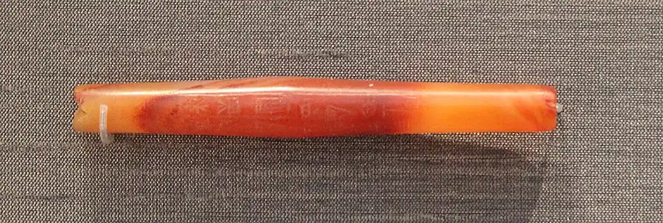 Perle en cornaline provenant de l'Indus vouée par Shulgi à la déesse Ninlil. British Museum. Traduction de l'inscription : « À Ninlil, sa maîtresse, Shulgi, homme fort, Roi d'Ur, Roi des pays de Sumer et d'Akkad, a dédié (cette perle) pour sa vie. »
