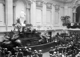 Sidónio Pais prête serment après avoir été élu président lors des élections générales portugaises de 1918.