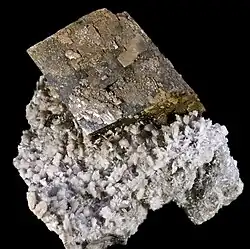 Manganosidérite et albite  - Carrière Poudrette, Québec, Canada (8&nbsp;×&nbsp;7&nbsp;cm)