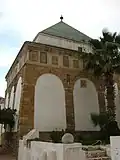Mur extérieur du mausolée.