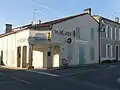 Bar-tabac restaurant.