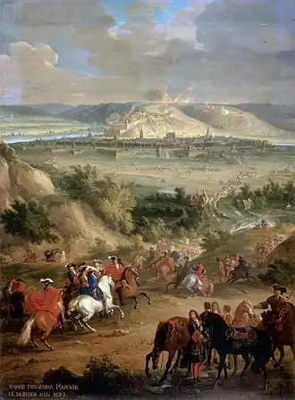 Au premier plan, cavaliers sur une hauteur. En contrebas, un pont traversant une rivière. À l'arrière-plan, une ville fortifiée dominée par son château.