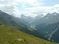 Panorama sur des sommets à plus de 4&nbsp;000&nbsp;m d'altitude et Zinal plus bas.