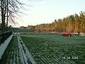 Parking devant le barrage d'eau