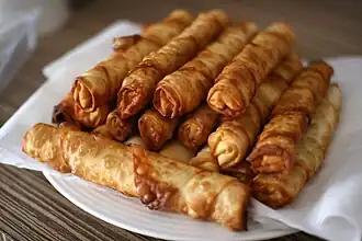 Sigara böreği : rouleaux de pâte phyllo ou yufka, fourrés aux légumes.
