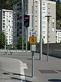 Signal 48 marquant l’arrêt impératif et une vitesse limitée à 5&nbsp;km/h.