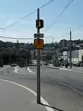 Signal indiquant une direction droite et une vitesse limitée à 5&nbsp;km/h sur la voie de gauche.