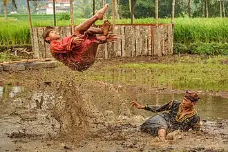 Le Silek lanyah (min), un art martial qui se pratique dans une rizière à Minangkabau. Octobre 2019.