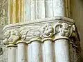 Frise au début des grandes arcades du sud.