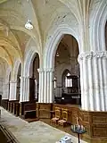 Grandes arcades.