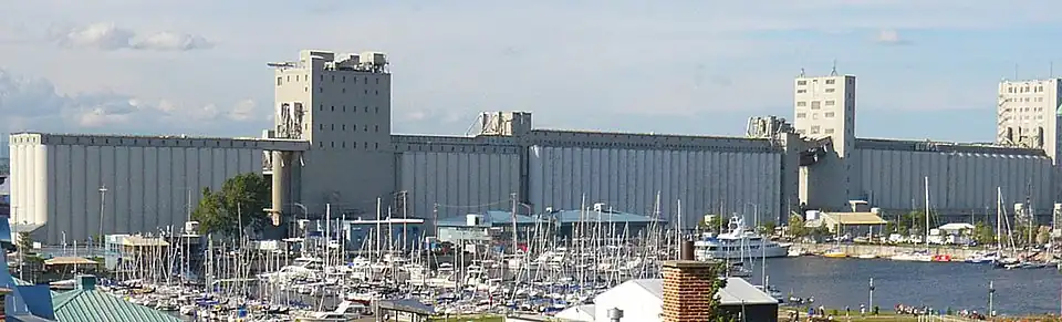 Des silos à grain surplombent le bassin Louise