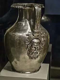Oinochoé en argent avec relief de Silène