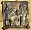 Plaque en argent représentant une scène de culte. Zincirli (Sam'al), IXe&nbsp;– VIIe&nbsp;siècle av. J.-C. Pergamon Museum.