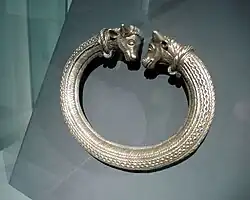 Argent à têtes de taureaux affrontés.