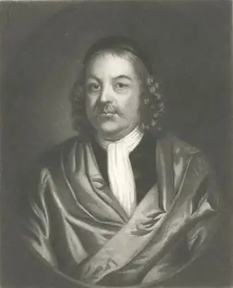 Gravure représentant un homme aux cheveux mi-longs bouclés et une petite moustache portant une toge par dessus un costume noir avec un foulard blanc.