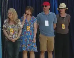 Photo des doubleurs de la famille Simpson en version originale. De gauche à droite : Nancy Cartwright, Yeardley Smith, Dan Castellaneta et Julie Kavner