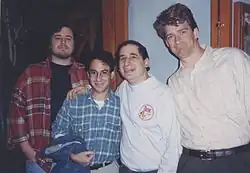 Photo de quatre hommes coupés à la taille.