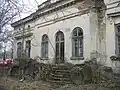 Entrée de l'ancienne maison C. Corjescu, en ruines à Iaşi. Construite en 1915, devenue hôpital israélite (inscription en pignon : « Hôpital pour enfants - Polyclinique Dr L. Ghelerter ») et souvent confondu avec la synagogue principale de Iaşi&nbsp;(ro).
