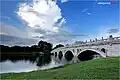 Le pont menant au jardin japonais