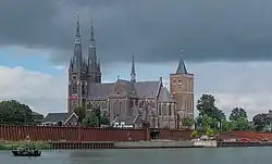 L'église Saint Martin et la Meuse.