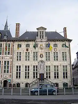 Le Cipierage, la prison de la châtellenie, avec les armoiries du roi d'Espagne au centre, au-dessus de celles du comte de Flandre, et les armoiries du pays de Waes en haut à droite.