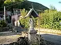 Statue de la Vierge Marie protégée par un toit.