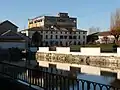 Canal et entrepôt.