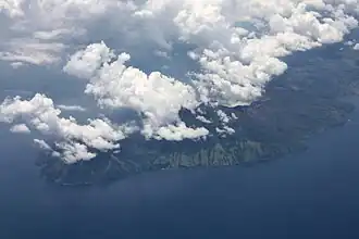 Vue aérienne de la partie méridionale de Pantar avec le Sirung dans les nuages.