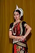Les imitations traditionnelles de Gajra, portées par les danseurs d'Odissi, sont fabriquées à partir de liège indien ou Sholapith, extrait d'une plante du genre Aeschynomene.