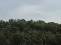 Site SA Nord du Rieu du Cœur, La croix sur le terril vue de la rue.