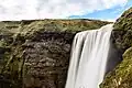 Pose longue de la cascade Skógafoss, en Islande, prise depuis le bord des escaliers (2016).