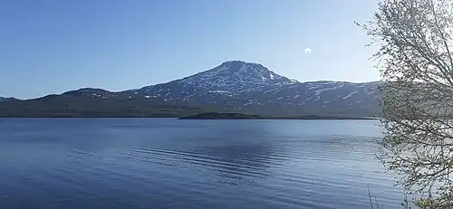 Le Svartvasstinden (874 m) surplombe la partie nord du lac