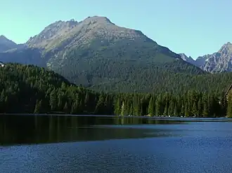 Vue du Patria en arrière-plan et du Štrbské pleso au premier plan.