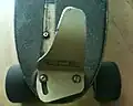 Cale-pied (skyhook) sur un ancien skate de slalom.