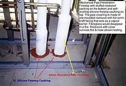 Coupe-feu auto-nivelant en mousse de silicone enrobant des pénétrations traversantes en cuivre dans un plancher béton (2h de résistance au feu).