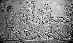 Marché aux esclaves de l'Égypte antique avec ses prisonniers nubiens en attente d'être vendus (XVIIIe&nbsp;dynastie) - Musée archéologique de Bologne.