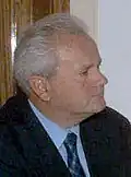 Le TPIY (gauche) condamne plusieurs personnes pour leurs actions durant la guerre. Milošević (milieu) est le premier ancien chef d'État à comparaitre devant un tribunal international mais il meurt avant le verdict. Mile Mrkšić (droite) écope de 20 ans de prison.