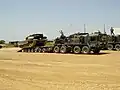 Semi-remorque lourd Elefant pendant un chargement d'un Leopard 2A4.