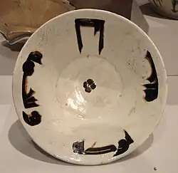Plat à décor épigraphié, Arthur M. Sackler Museum, Cambridge, Massachusetts, États-Unis.