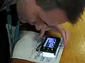 Petit TVCF portable, utilisé ici pour lire une partition de musique
