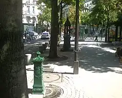 La rue de Vaugirard (visible au fond) longe la place Geneviève-de-Gaulle-Anthonioz où se trouvent deux fontaines Wallace.