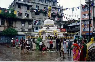 Un stûpa sur une place de Katmandou.