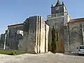 Vestiges d'un ancien prieuré ou chapelle latérale côté .nord