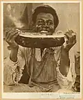 Homme mangeant une pastèque